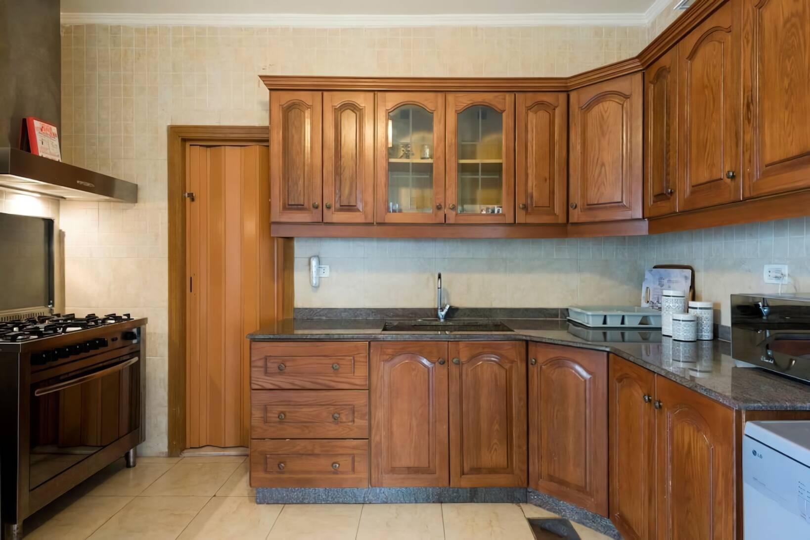 3 bedroom Furnished apartment in Hamra for short and long stays rentals